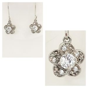 NWOT Flower earrings w/gem